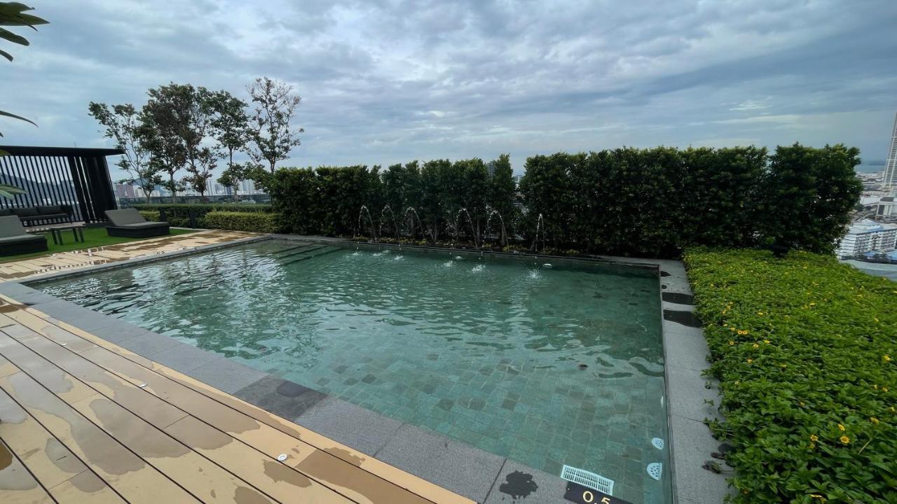 13 Beacon Executive Suites #Rooftoppool #Luxurysuites George Town Exteriör bild